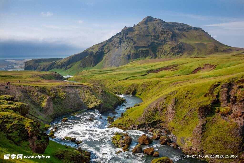 山间溪流与葱郁山峦美景
