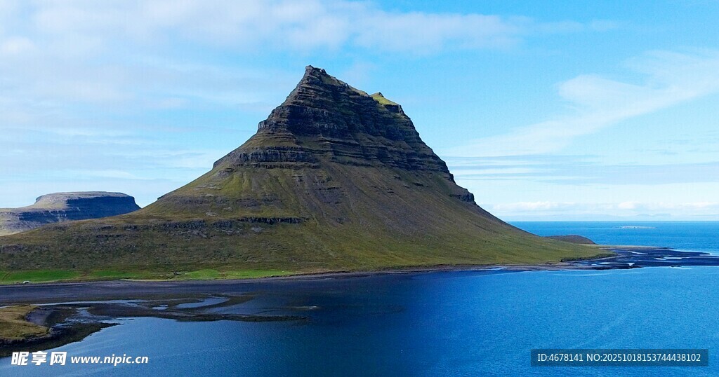 冰岛草帽山美丽湖景风光