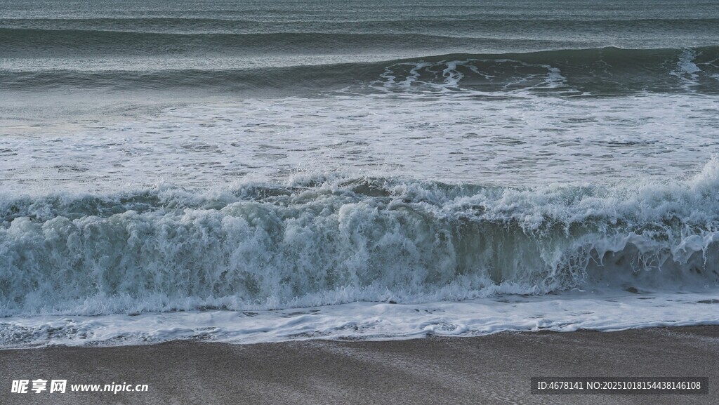 海浪拍岸的美丽瞬间