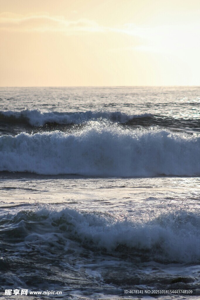 夕阳下的海浪美景