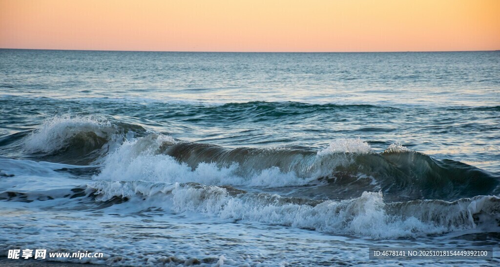 夕阳下的海浪美景