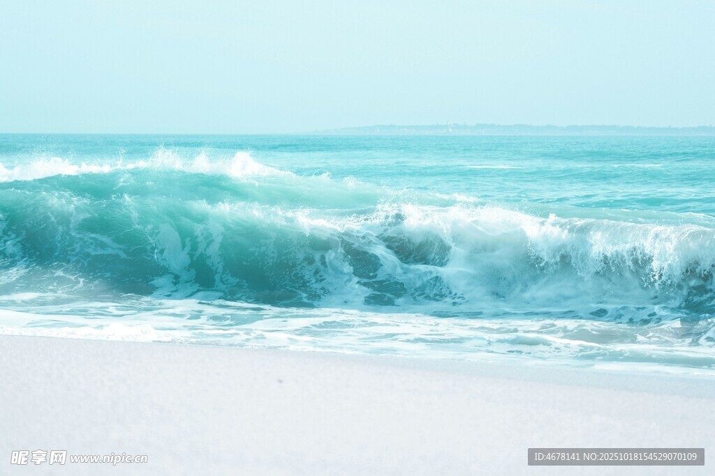 海浪拍打沙滩的美丽景象