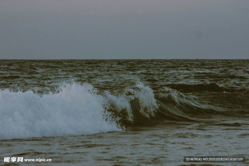 海浪翻涌的壮阔瞬间