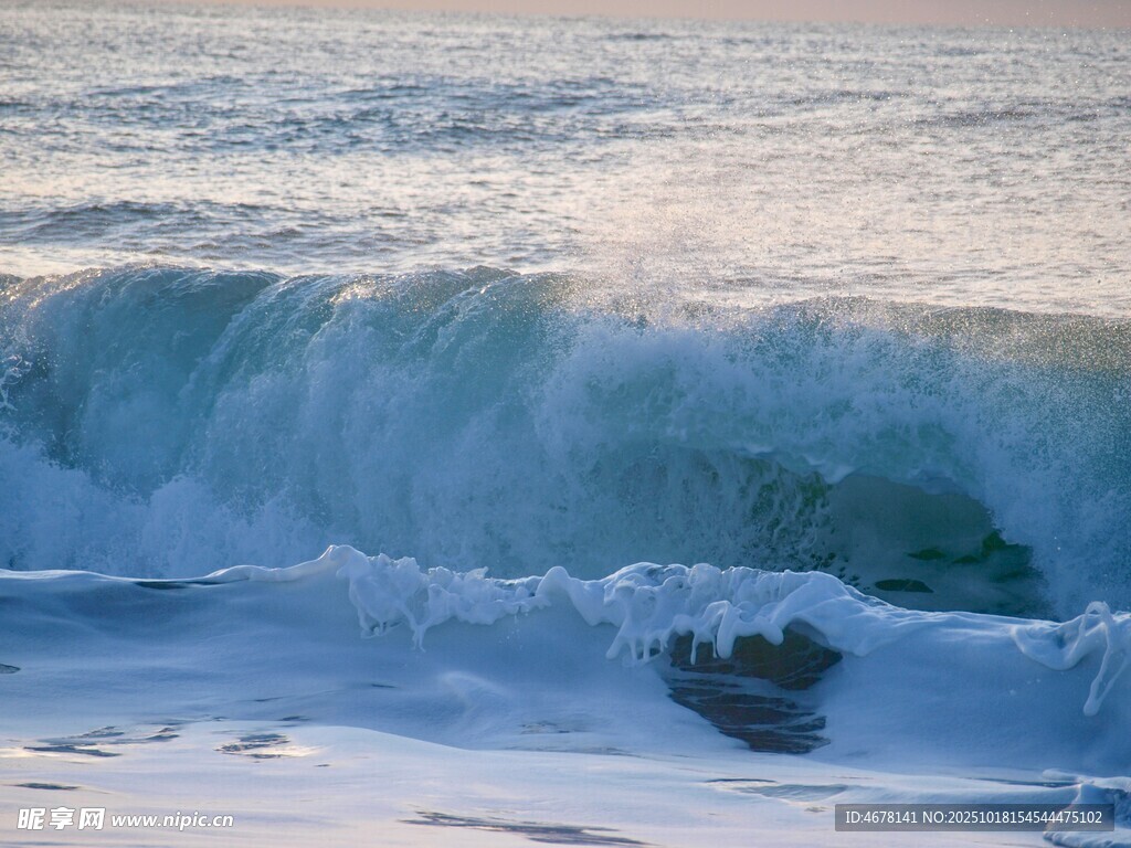 海浪翻涌的美丽海滨景象