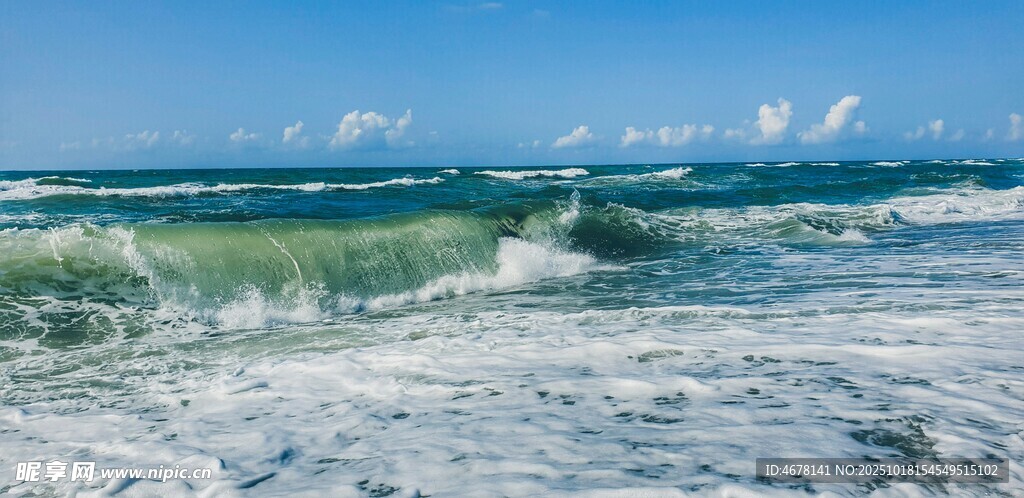 海浪翻涌的美丽海滨景象