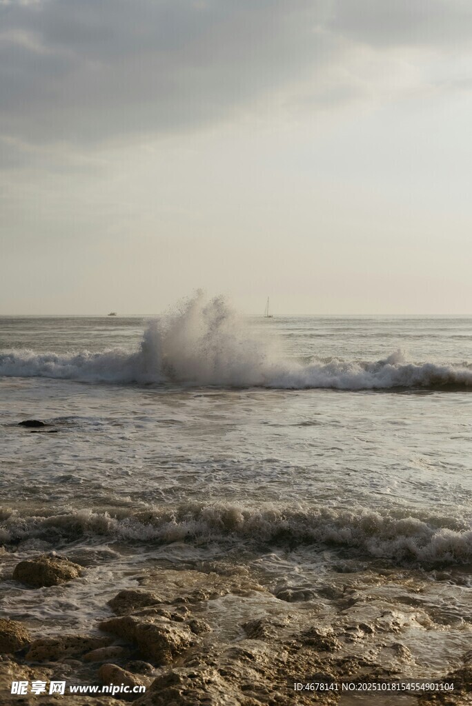 海边浪花翻涌的美丽瞬间