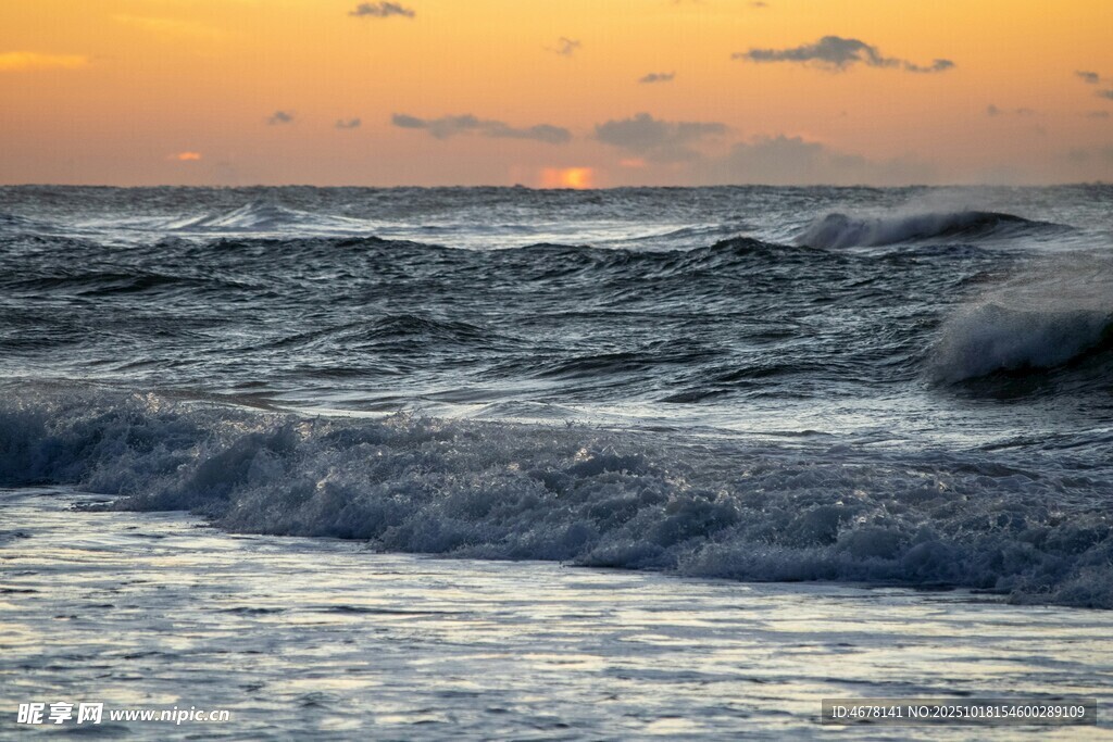 夕阳下的海浪景观