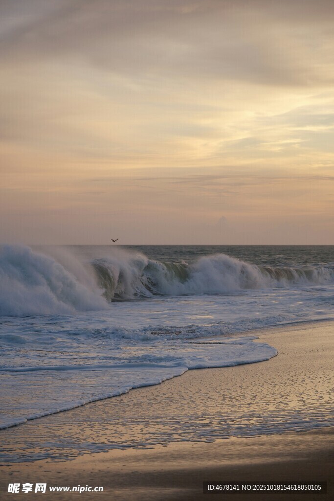夕阳下的海浪拍打沙滩