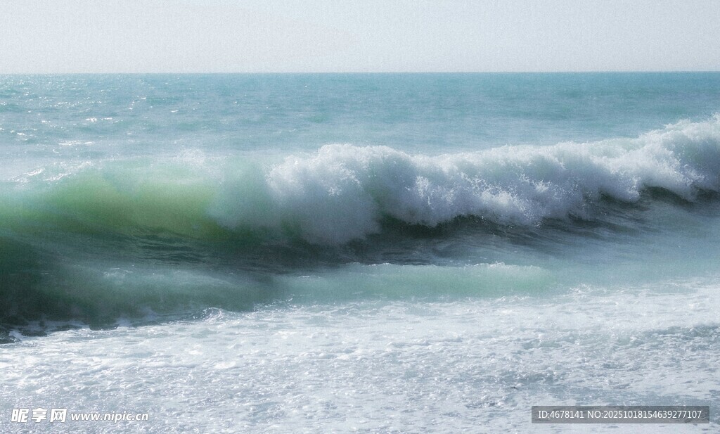 海浪翻涌的壮阔海滨景象