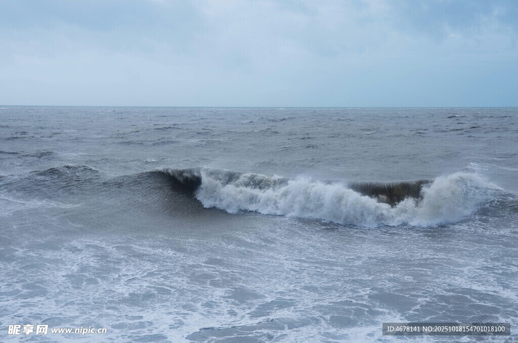 海浪翻涌的壮阔海景