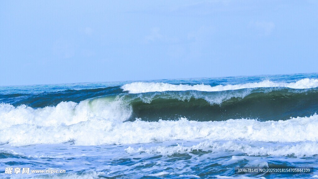 海浪翻涌的蓝色海洋