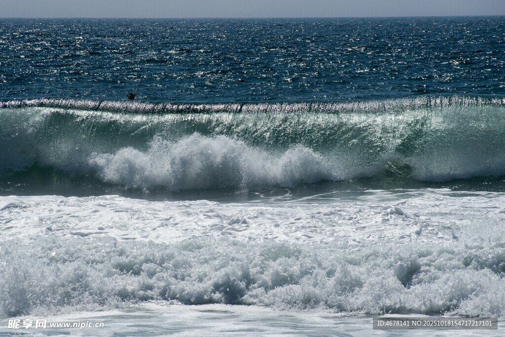 海浪翻涌的壮阔海洋景象