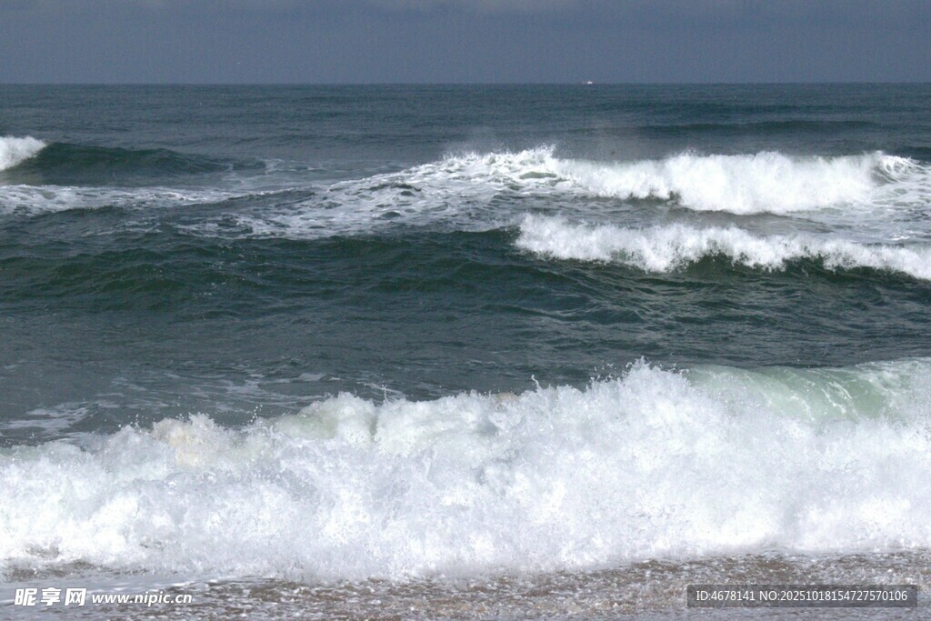 海浪翻涌的壮阔海景