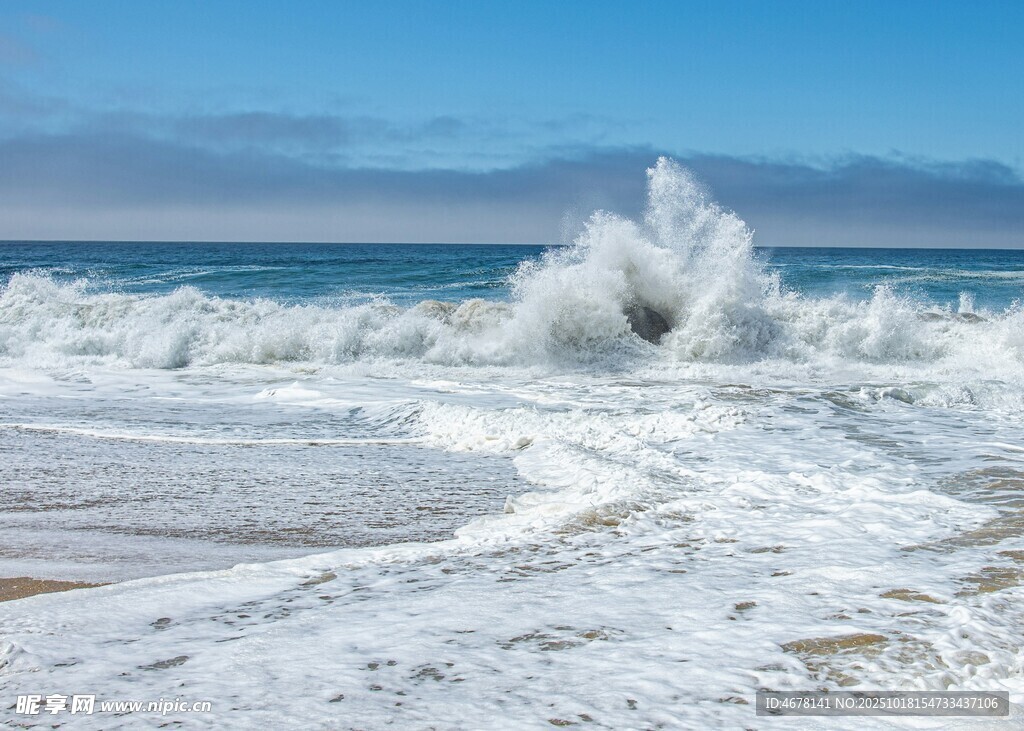 海浪拍打海岸壮观景象