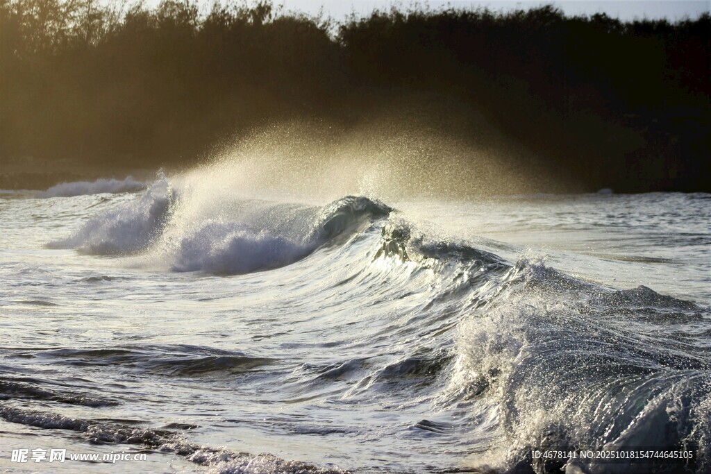 汹涌海浪拍岸的壮阔景象