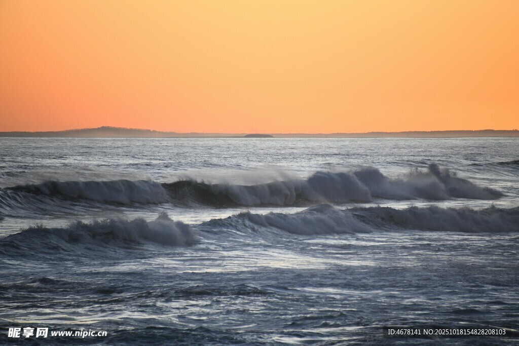 夕阳下的海浪美景