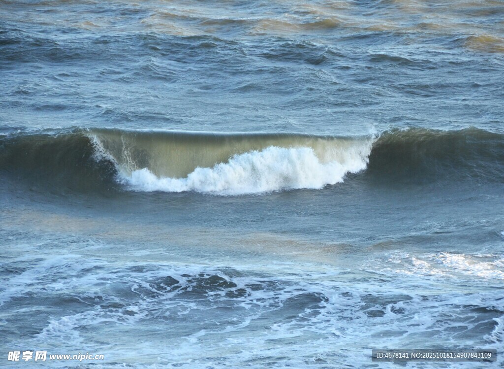 海浪翻涌的壮阔瞬间
