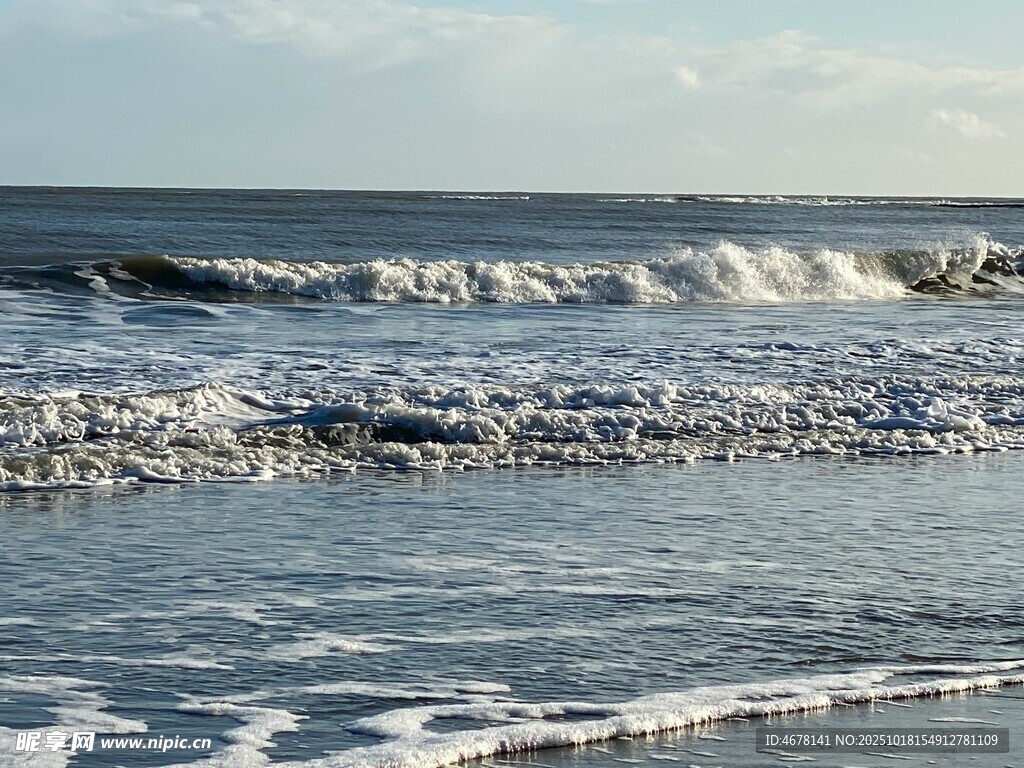 海浪翻涌的美丽海滨景象