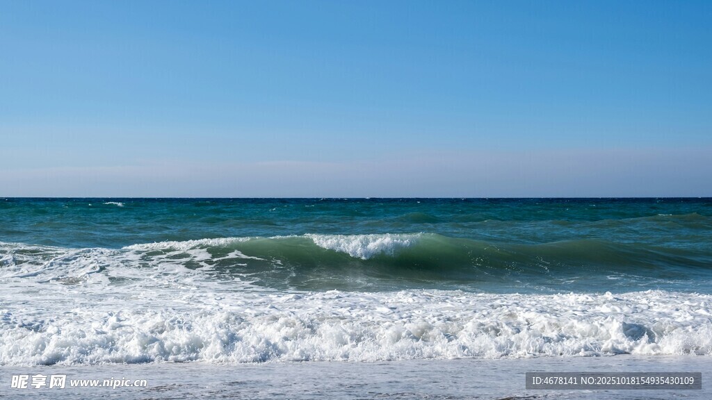 海浪拍岸的美丽海景