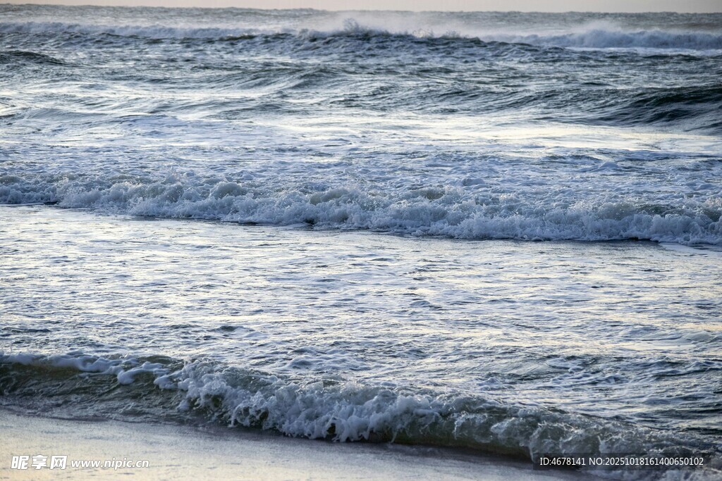 海边翻涌的层层浪花