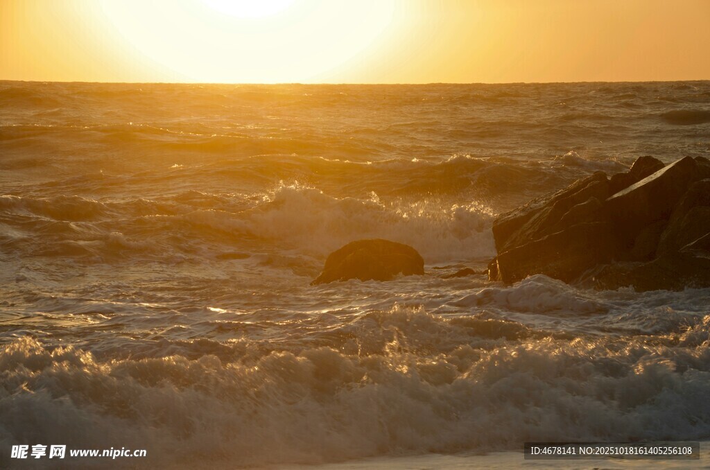 海边日落海浪拍石之景
