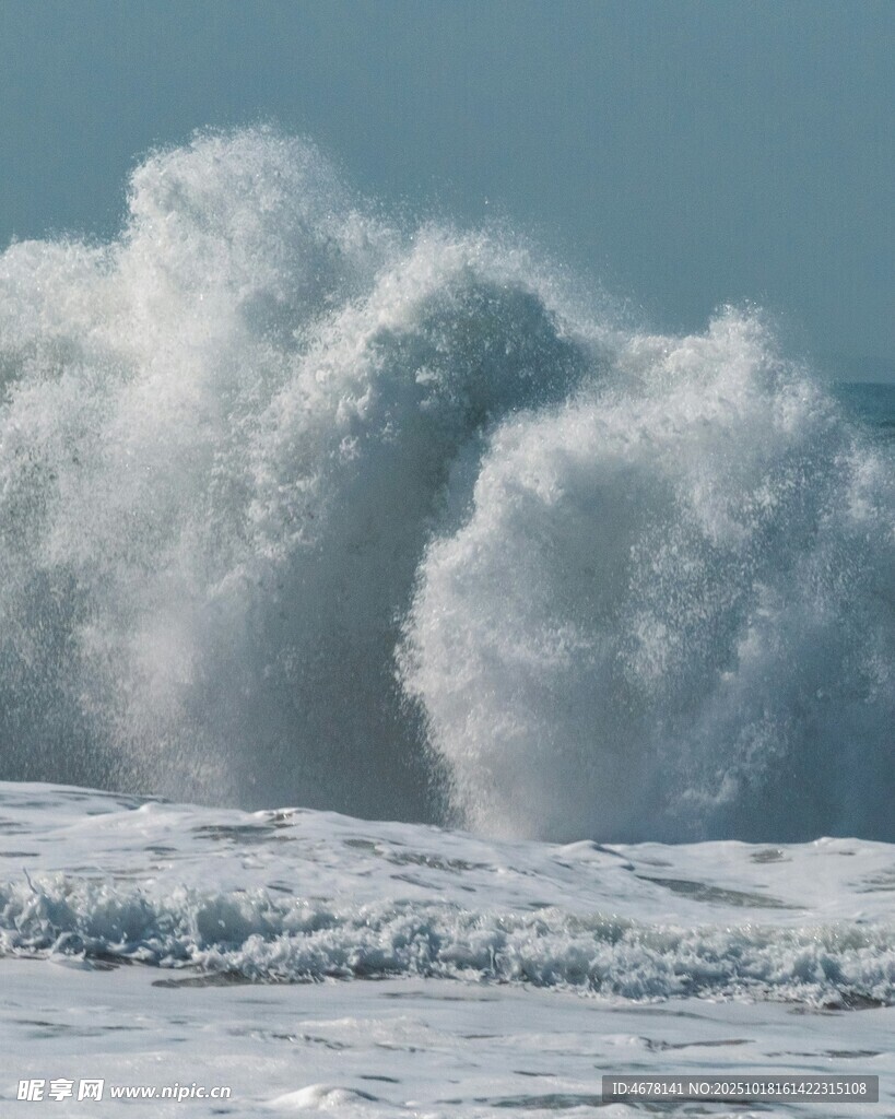 汹涌海浪拍击海面