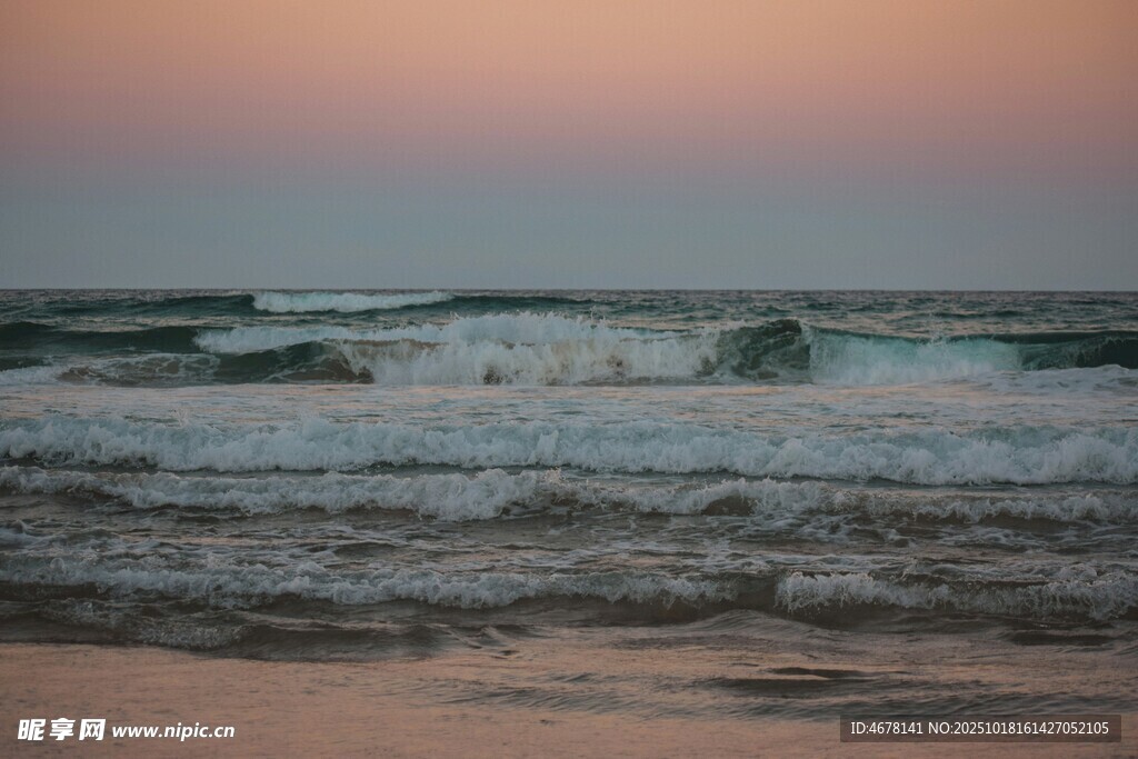 夕阳下的海浪沙滩美景