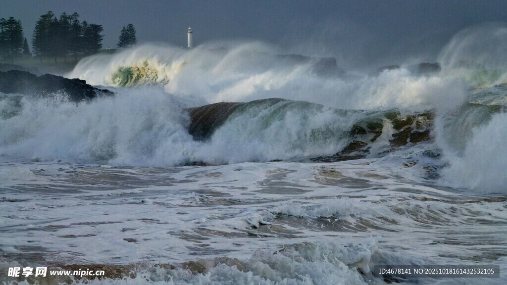 汹涌海浪拍岸景象