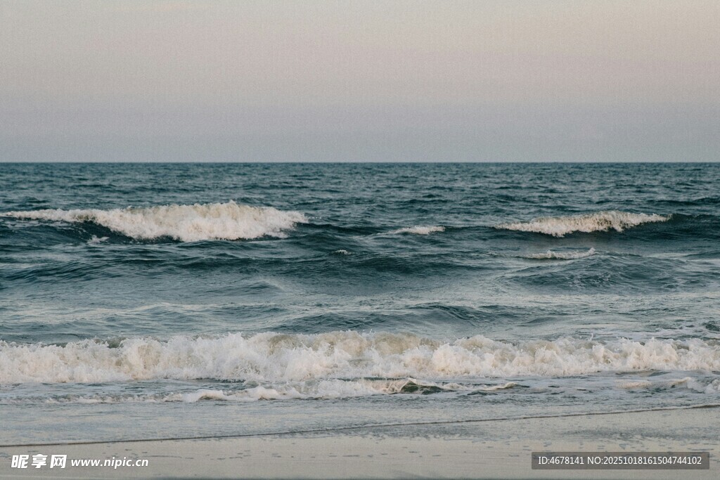 海浪翻涌的海边景致