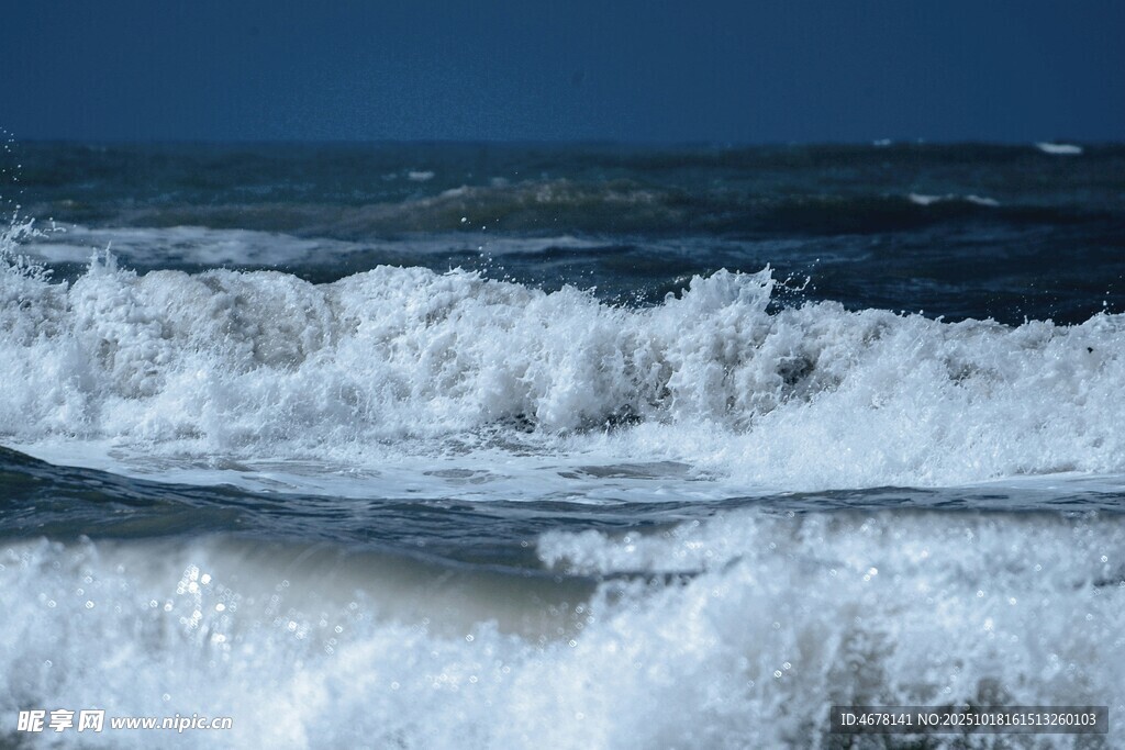 海浪翻涌的壮阔海景
