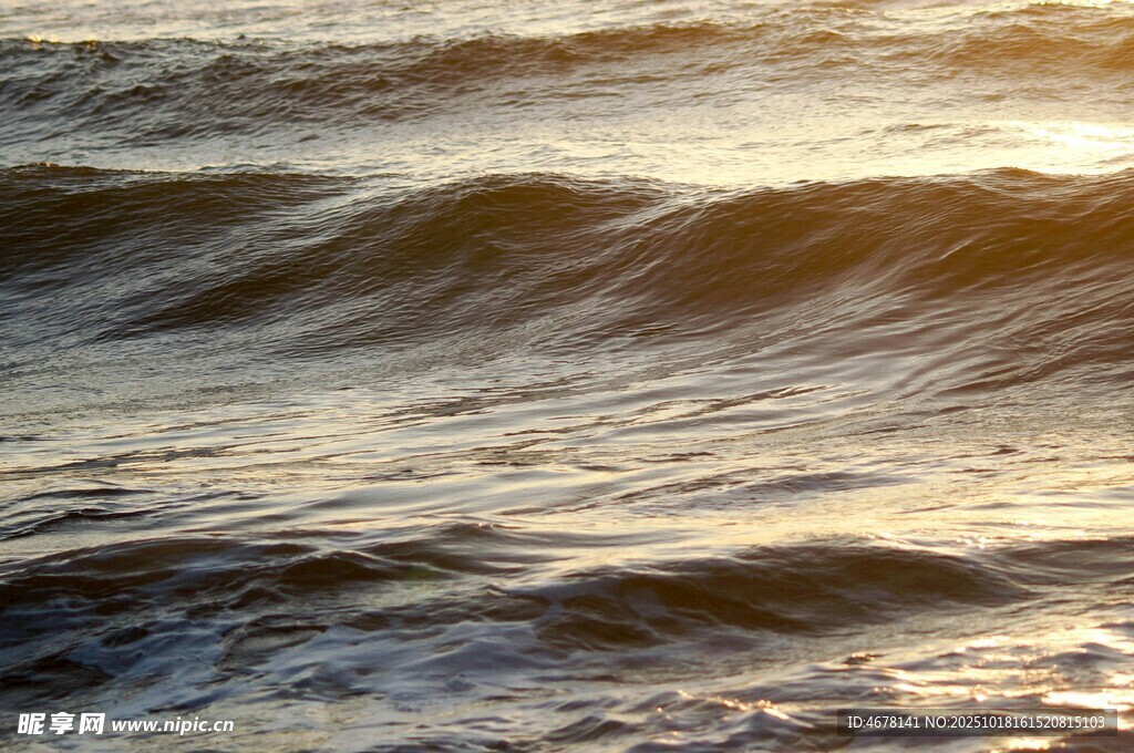 夕阳下的海浪