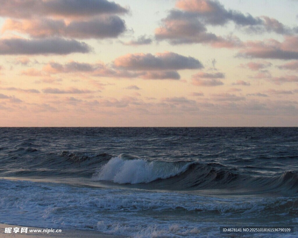 海上日落时的壮阔波浪景观