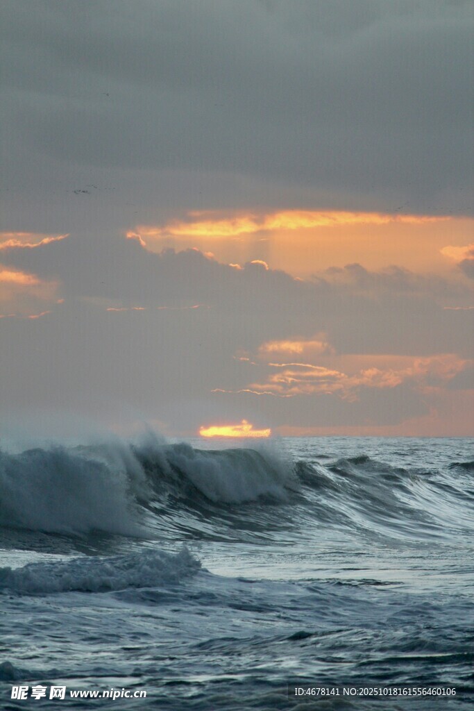 夕阳下的汹涌海浪