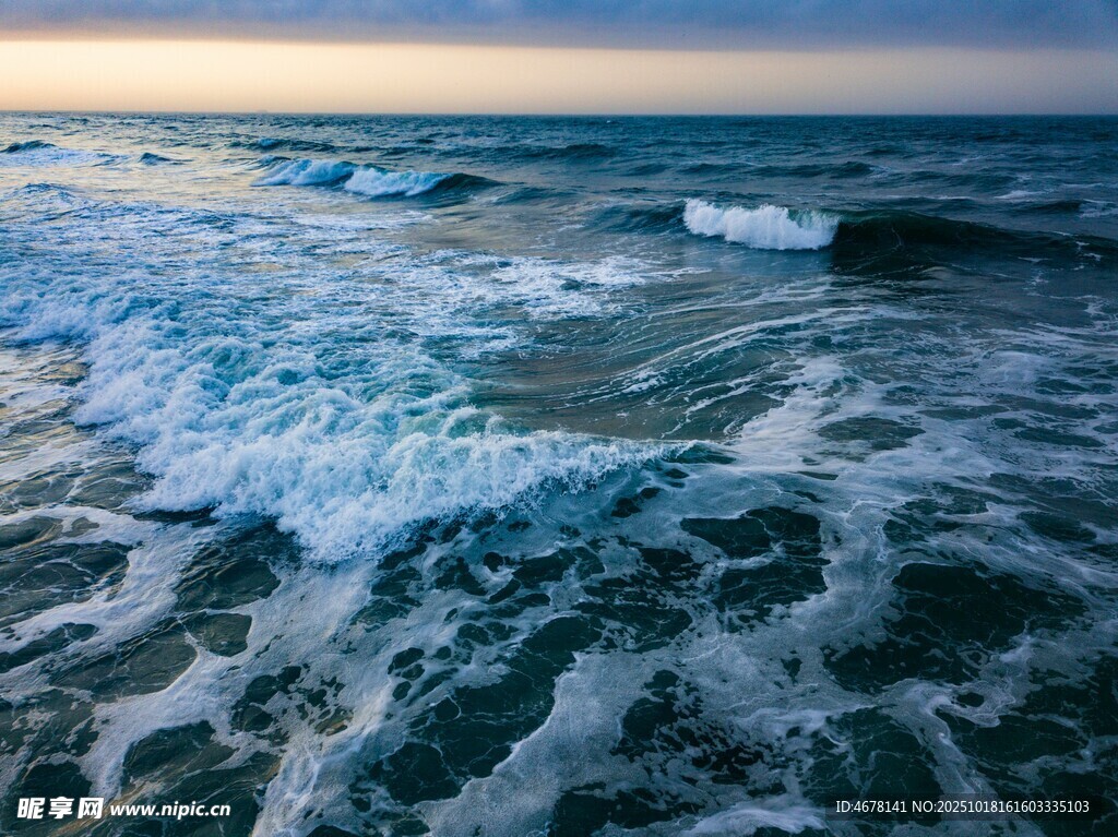 海浪翻涌的美丽海滨景象