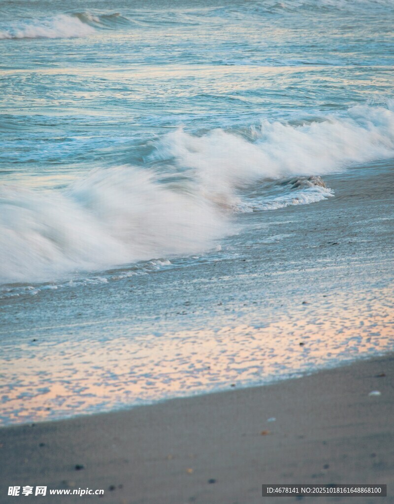 海边浪花轻拍沙滩美景