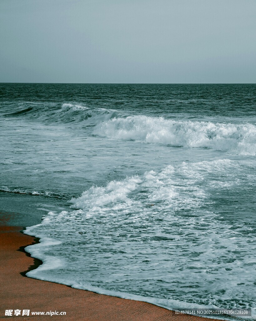 海浪拍打沙滩的美丽景象