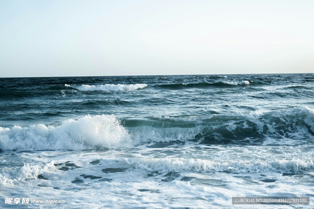 海浪翻涌的壮阔海景