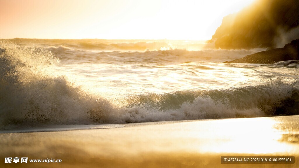 夕阳下的海浪拍打沙滩