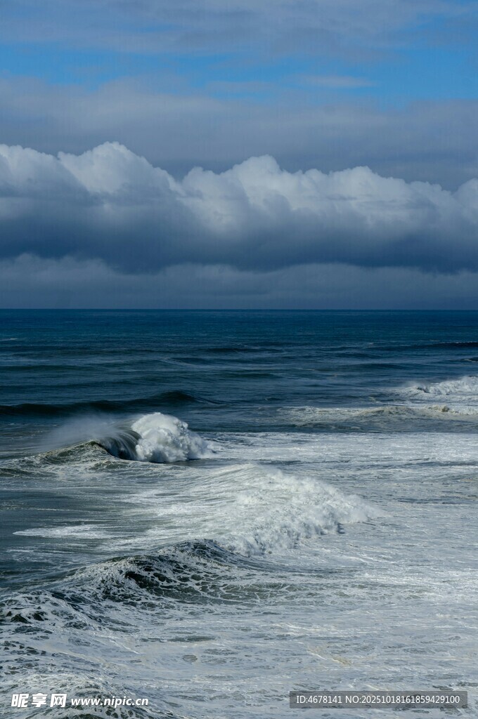 海浪翻涌的壮阔海洋景象