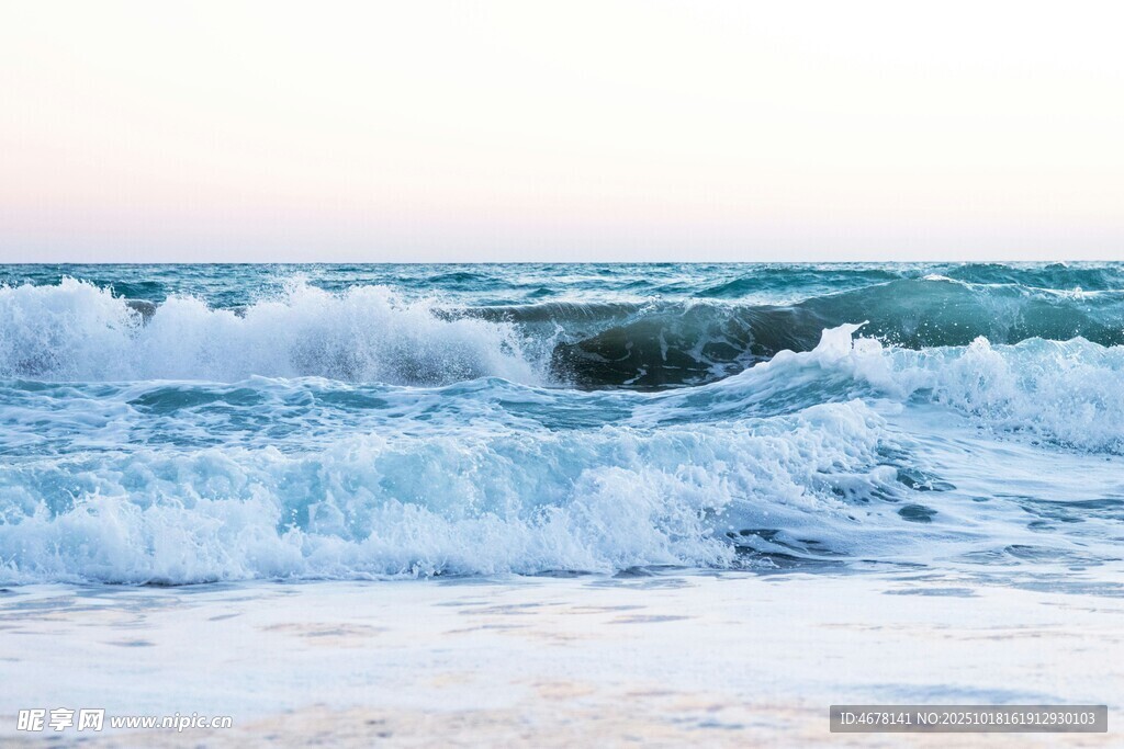 海浪翻涌的美丽海滨景象