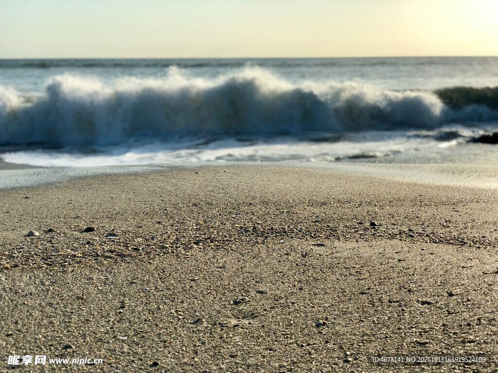 海边沙滩上的翻涌海浪