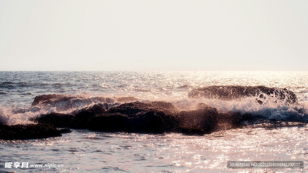 海浪翻涌的唯美海滨景象