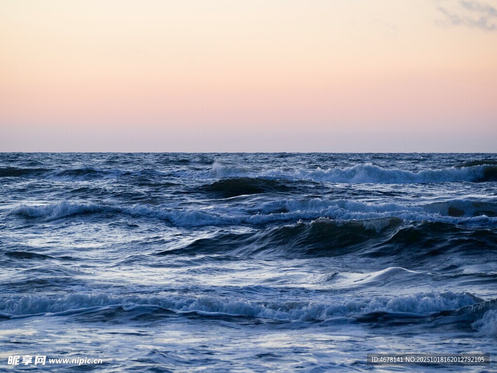 海边暮色下的翻涌海浪