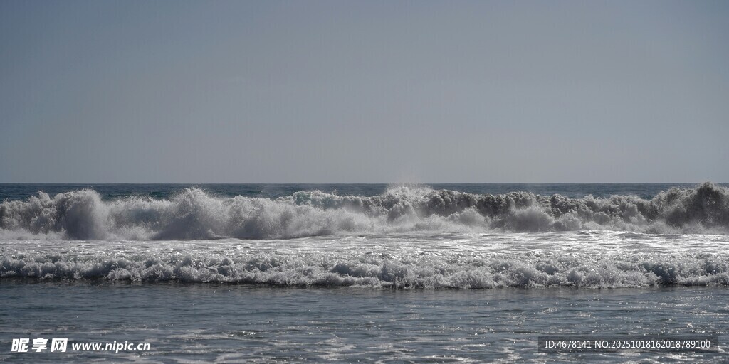 海浪翻涌的海边景象
