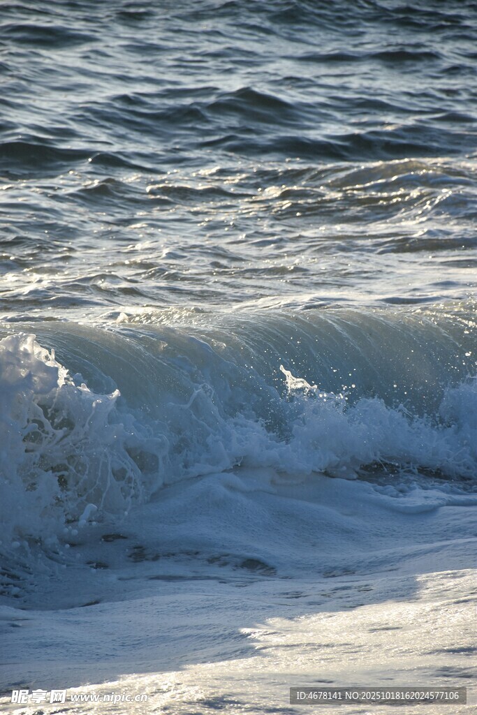 海浪翻涌的海边景象