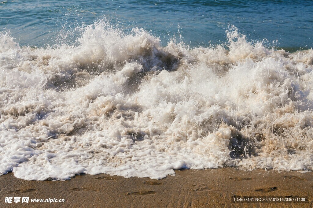 海浪拍打沙滩的美丽瞬间