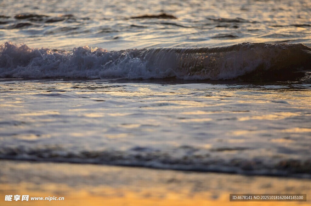 夕阳下的海浪美景