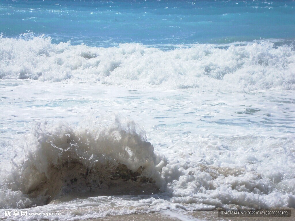 海浪翻涌的壮丽瞬间