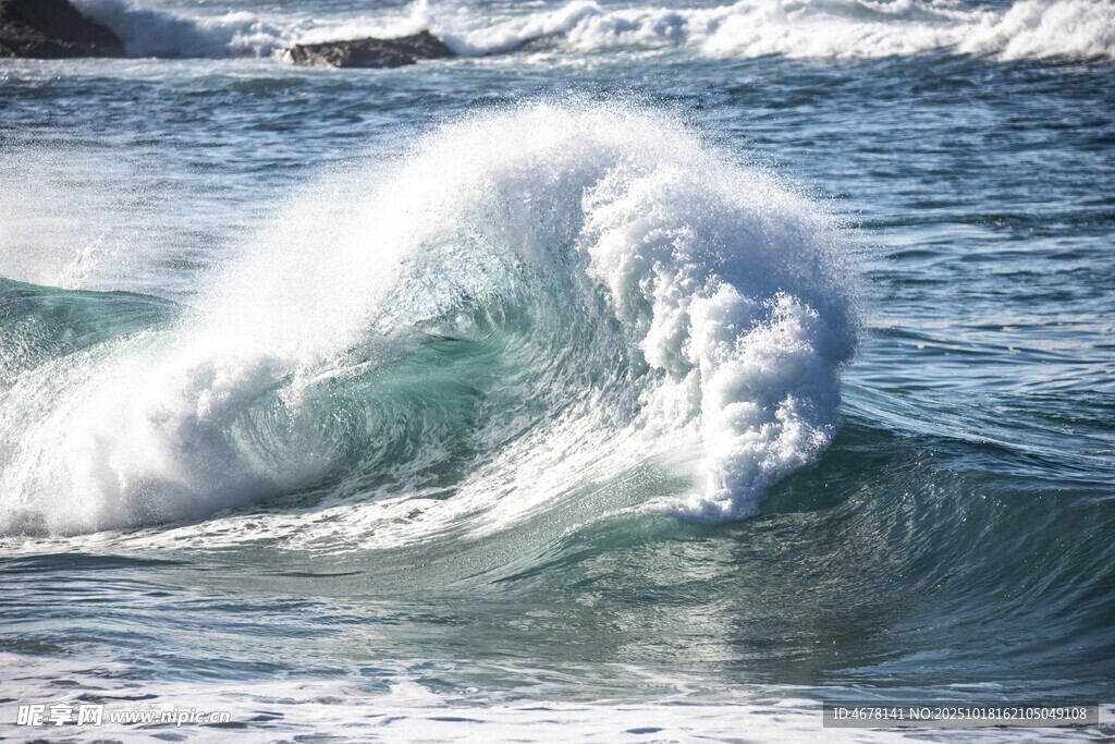 海浪翻涌瞬间