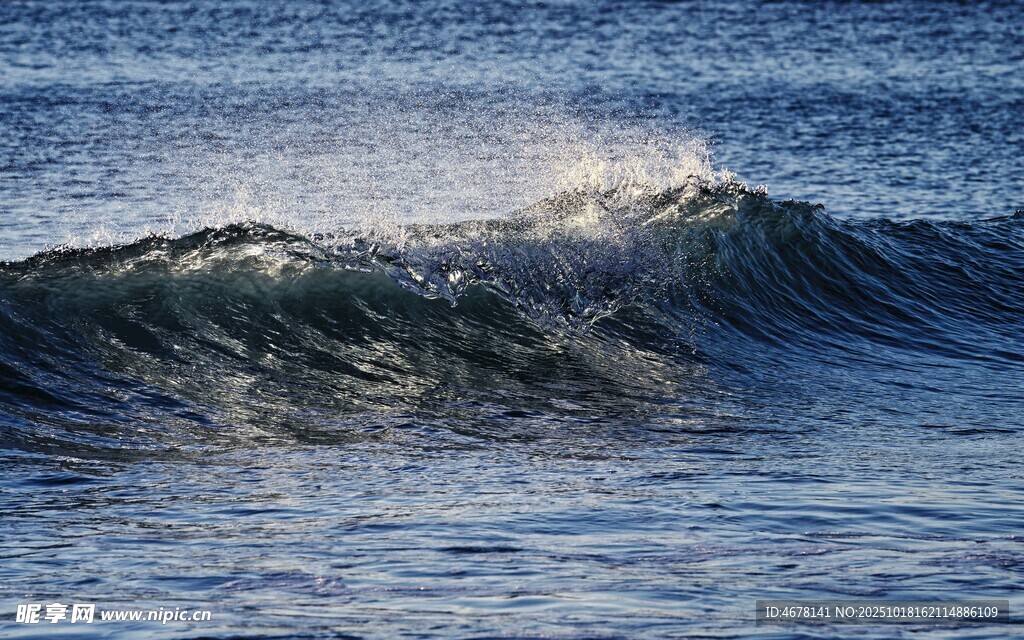 海浪翻涌的蓝色海洋